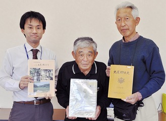 （右から）関野さん、中村会長、秋山主事