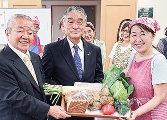 左から眞壁委員長、米沢会長、佐藤代表