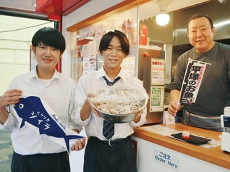 （左から）小澤さん、金子さん、国分店長