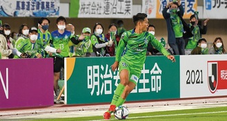 山田直輝選手が試合終了間際にみせたプレーに喜びをしめすサポーター