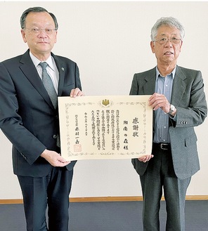 感謝状を持つ仲手川会長（右）と落合市長