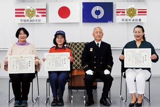 表彰を受けた3人（左から浜野彩乃さん、紗綾花さん、山崎消防長、金原さん）