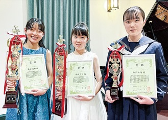 （左から）トロフィーと賞状を掲げる石田さん、福川さん、栁下さん