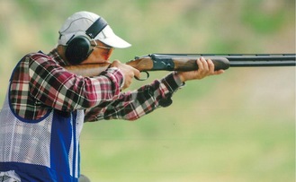 クレー射撃競技で狙いを定める熊山さん（本人提供）