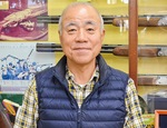 平塚銃砲火薬店（八重咲町７の25）を経営する熊山さん