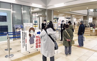 市役所1階の会場の様子