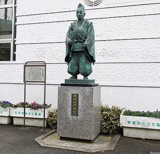 岡崎義実公像（岡崎公民館）