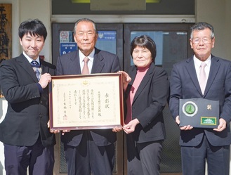 写真左から同館主事の廣永倫明さん、小林館長、渡邊代表、同地区連合自治会前会長の小笠原晴壽さん
