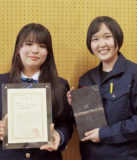 受賞した山田さん(左)と顧問の水野教諭