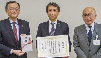 （左から）落合市長、崔支店長、山田病院長