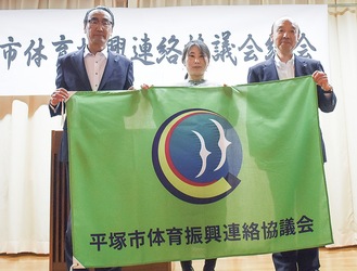 （左から）高橋会長、佐藤さん、吉野雅裕教育長（提供写真）