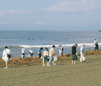 海岸を清掃する参加者（レモンガス提供）