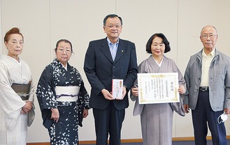 平塚市文化芸能協会のメンバーと落合市長