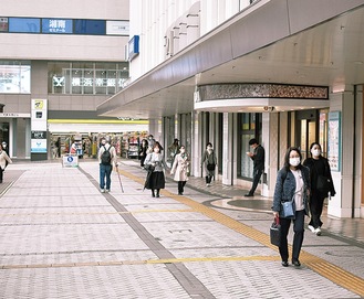 13日朝の平塚駅前。マスクを着用する人の姿が目立った