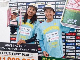 優勝カップを掲げる長谷川選手（左）と坂口選手