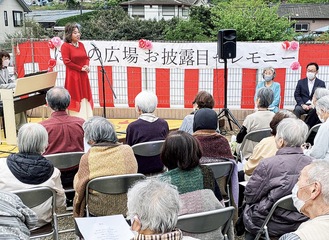 歌声を披露する岩崎さん（左奥）