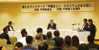 左から眞壁会長、常盤会頭、横浜ＦＣの奥寺康彦シニアアドバイザー、岩永さん