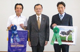 （左から）片倉さん、落合市長、伊藤さん