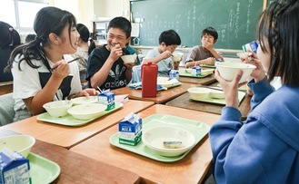 楽しそうに給食を食べる山下小学校の児童