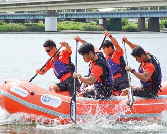 相模川で練習する選手たち