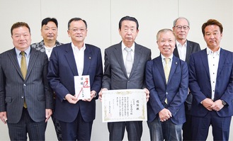 落合克宏市長（左から3人目）とクラブのメンバー