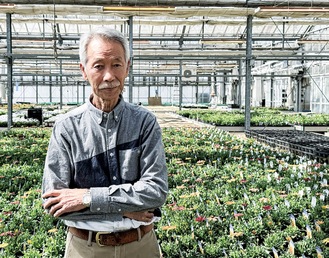 窪田会長と同社の栽培農場