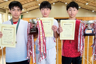トロフィーと賞状を持つ（左から）三觜選手、小林選手、高橋選手（同クラブ提供）