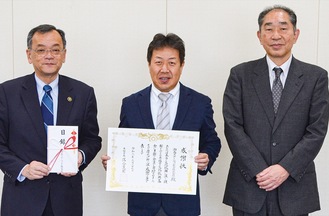 （左から）落合市長、小澤社長、下平昭彦平塚店長