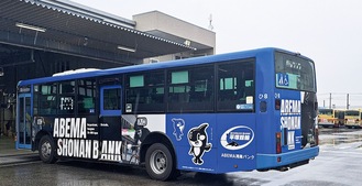競輪場仕様のラッピングバス（平塚市提供）