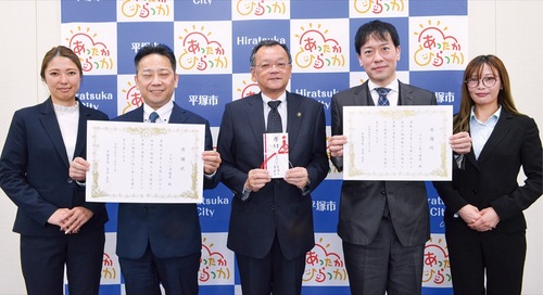 贈呈式に出席した千葉店長（左から２番目）と平塚店長（４番目）と落合市長（中央）