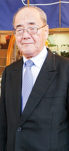 なべやの店頭に立つ升水さん