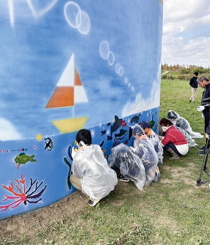 高架下で絵を描く子どもたち（同会写真提供）