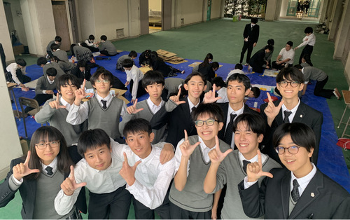 準備する生徒と12人のクラス長