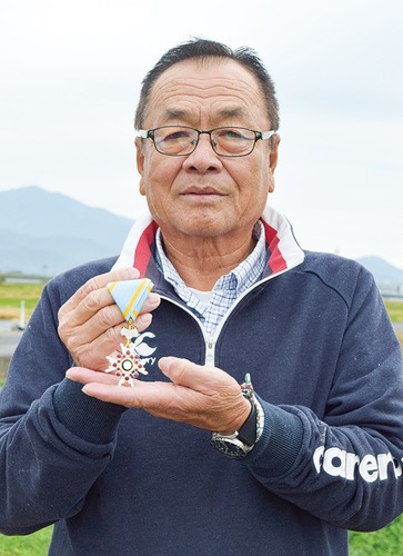 勲章を持つ二宮さん