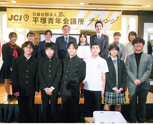 市長と記念撮影する生徒