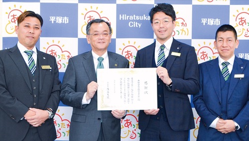 左から渡邉智章副会長、落合市長、押谷会長、原真人理事