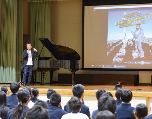 キリマンジャロ登頂時の体験談を話す裕之さん