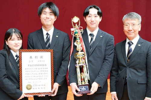 左から由井副将、大平主将、大井さん、成川教授