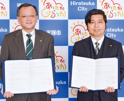 落合市長（左）と下山田代表取締役