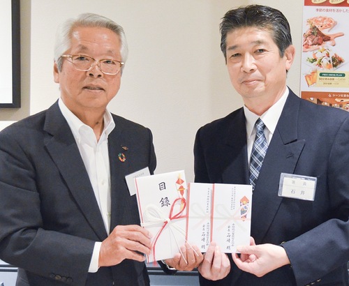 目録を持つ石崎会長（左）と石井署長