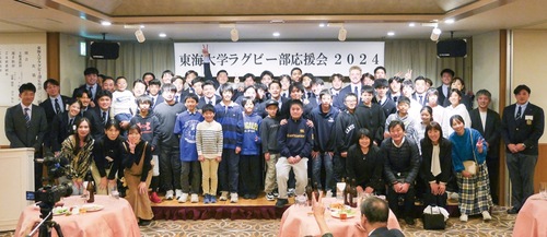 選手と関係者の記念撮影