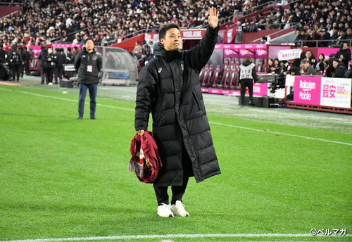 全治一年の負傷を負った湘南ユース出身で神戸在籍の齊藤未月選手が試合後、湘南サポーターと旧交を温めた