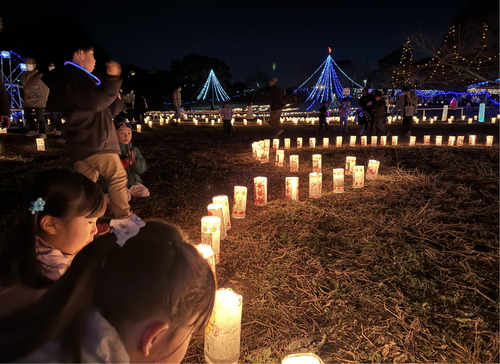 ランタンの明かりを楽しむ子どもら