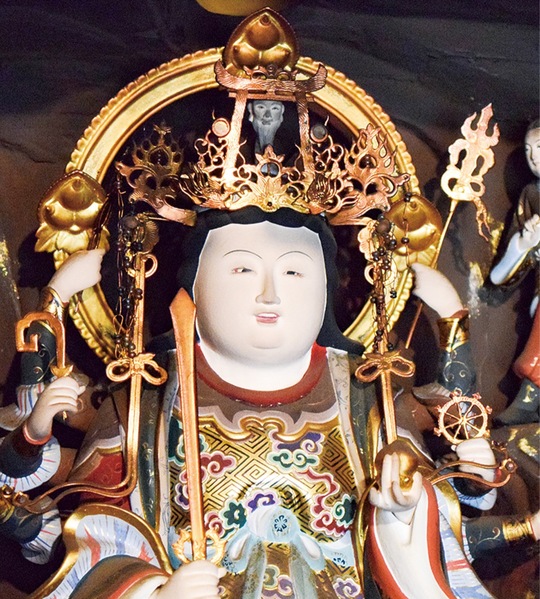 妙圓寺の八臂宇賀辯財天。辯財天の頭の上に鳥居と宇賀神が見える