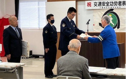 感謝状を渡される受賞者