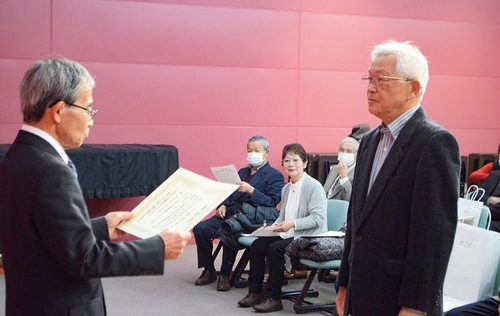 石原理事長（左）から表彰される会員