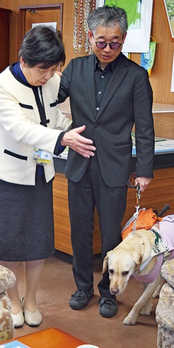 誘導する村田町長と板嶌さん