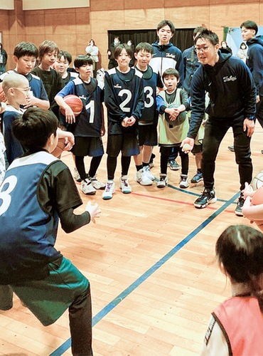 入野さん（右上）の指導を受ける児童＝提供写真