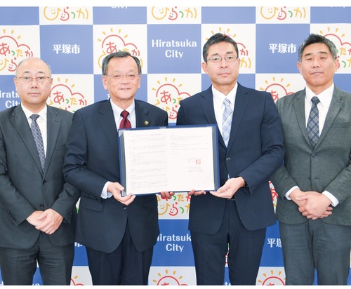 協定を締結した志田社長（中央右）と落合市長（中央左）