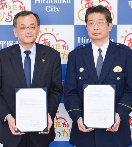 石井署長（右）と落合市長